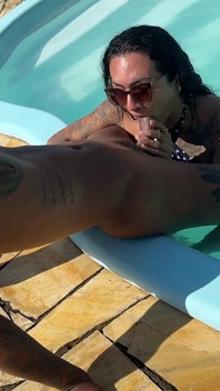 Chupé al bastardo en la piscina y me dieron leche en la boca