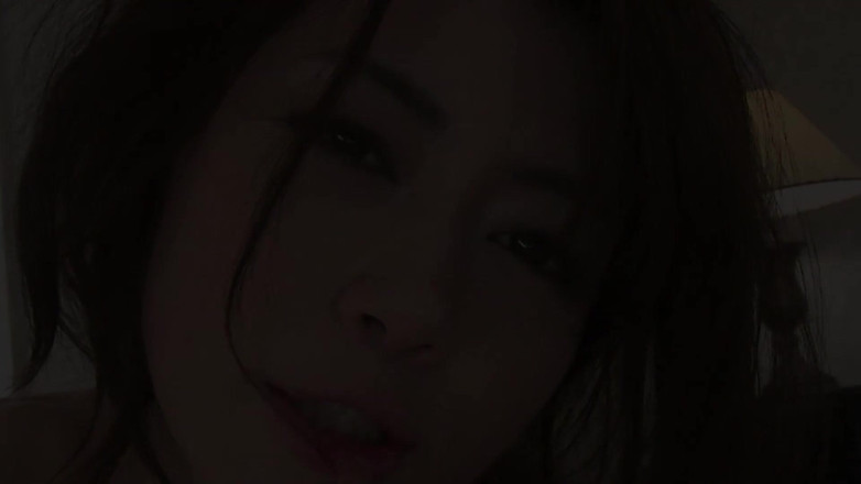 JAPAN IN LOVE: Japanese Buns Scene-4 (日本のパン シーン 4) スキニーアジアのブルネットはバスルームで自慰行為をし、彼女の毛深い猫で犯されました
