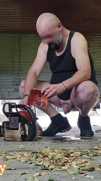 Nackt Pissen in Der Garage, Spielen Mit Meinen Werkzeugen