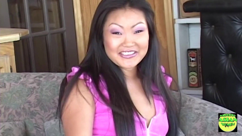 Naughty Asian Women: Gırtlağına kadar alıyor ve Asyalı göt deliğini yalatıyor lucy lee'i ıslatıyor...