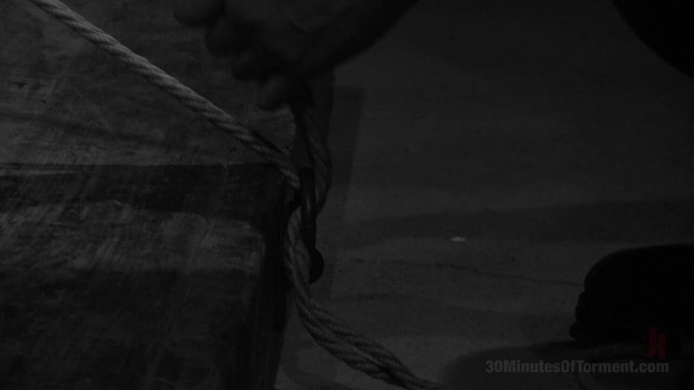 30 Minutes of Torment: Siksaan air ekstrem dan dildo naga jahat