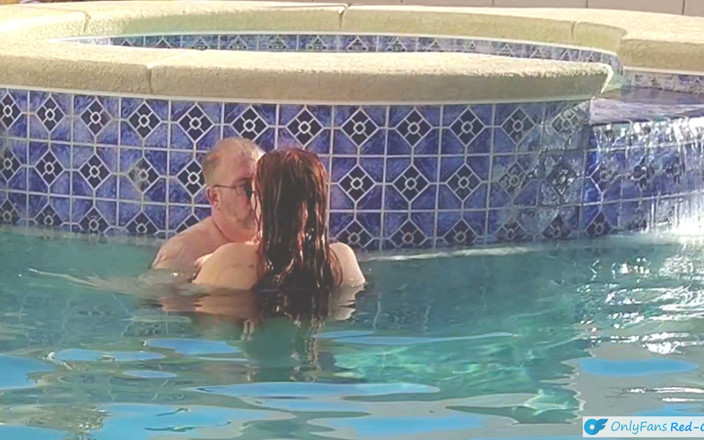 RedQueen: Hete langharige Ginger milf neemt een duik en neukt in...