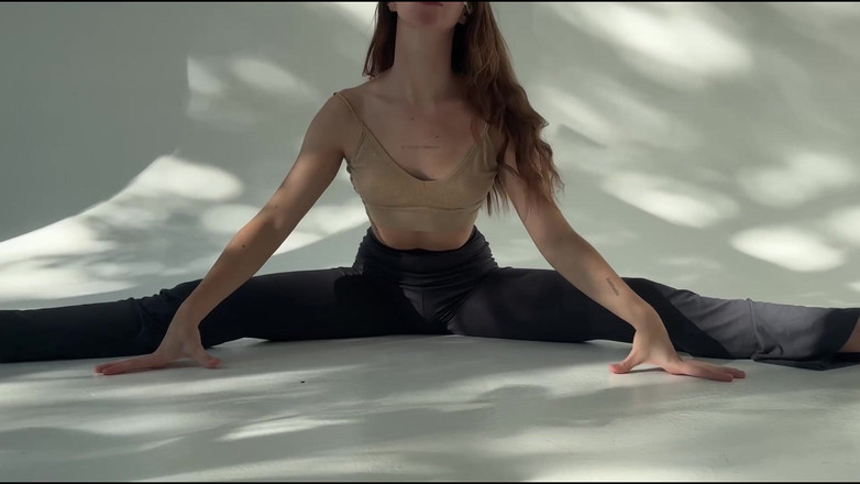 Skinny_lady69: Une déesse s’étire dans un legging moulant et un masque