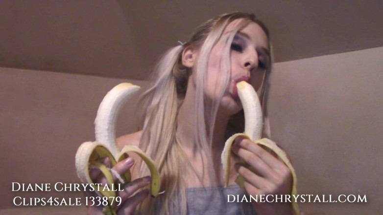Diane Chrystall: Io che mi scopo le banane! Dammi da mangiare papà!