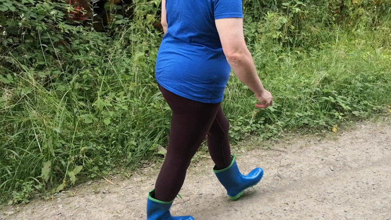 Bouncy Tits Action: 고무 부츠를 신고 걷는 중