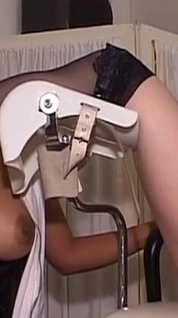 Mogna kvinnor tittar på läkare sprida tjock creampie