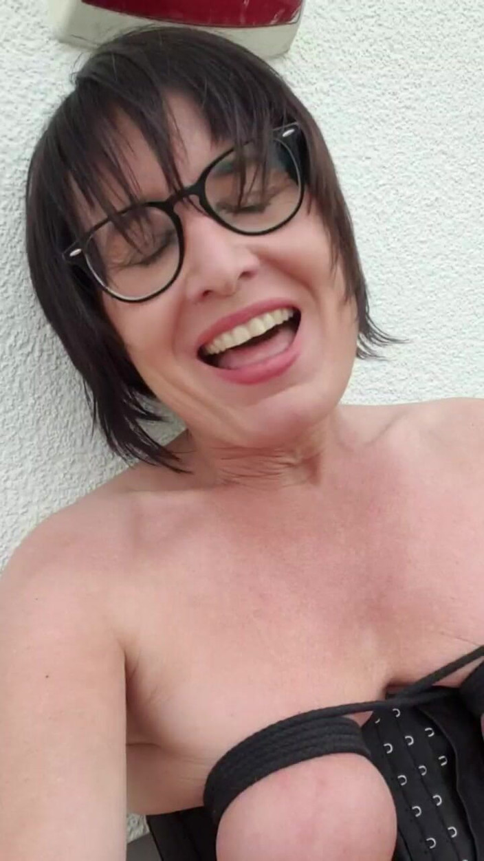 JulieEroticDress: Nikdy nekončící orgasmus venku