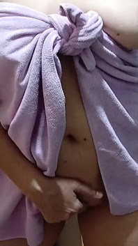Moje sexy máma sousedka mě svádí, když vyjde z koupelny