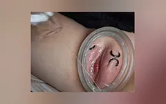 Sklavins efendisi için televizyon izlerken amını pompalıyor! Bölüm 2