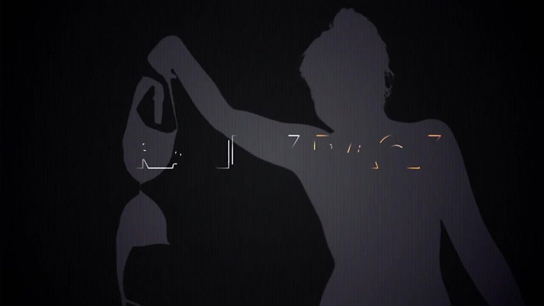 Tranny Pack: 曲線美女装Adriana Vatchは彼女の黒いネグリジェを脱ぎ、ソロで自慰行為をする