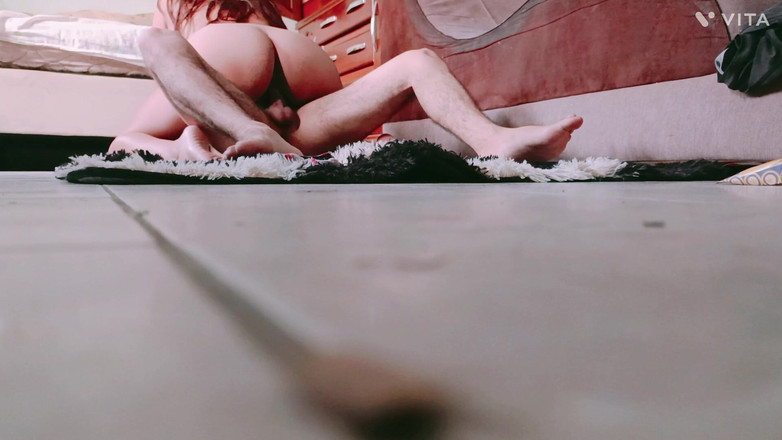 Kamila6922: Eu convido minha vizinha e a fodo no novo tapete...