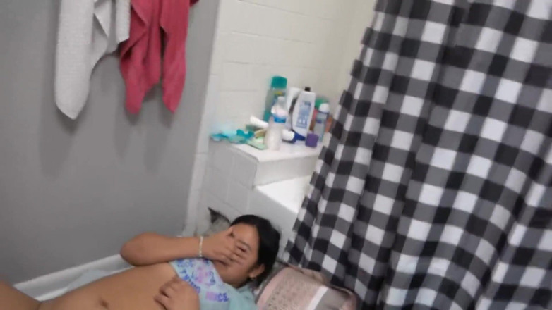 Antoniojaureugui1: Ragazza teenager, la scopo in bagno mentre il suo fidanzato...