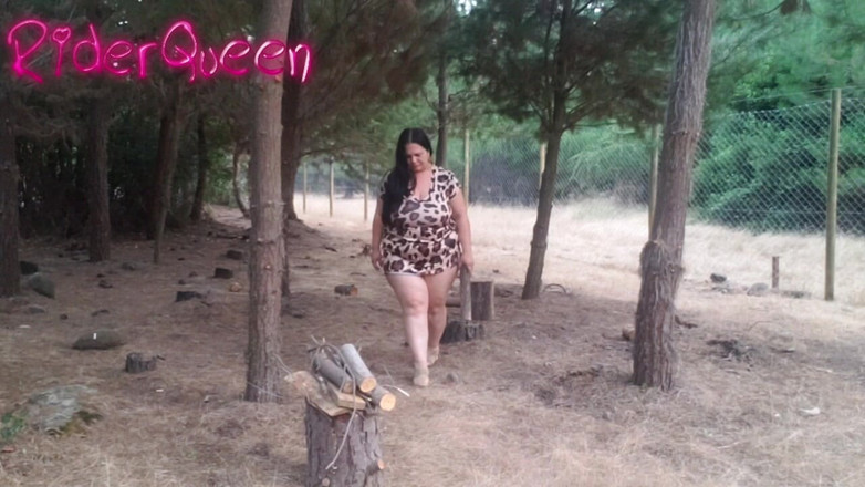 Riderqueen BBW Step Mom Latina Ebony: 야외에서 숲의 섹시한 새엄마를 리코팅