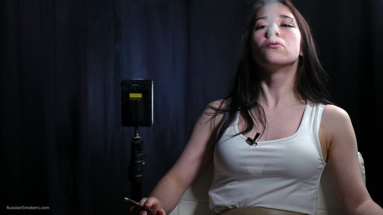 Russian Smokers: Teen mora sta fumando tappo di sughero 100mm sigaretta