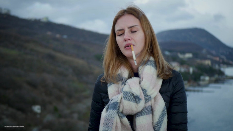 Russian Smokers: Moment de fumée côtière, brise tranquille, vue panoramique