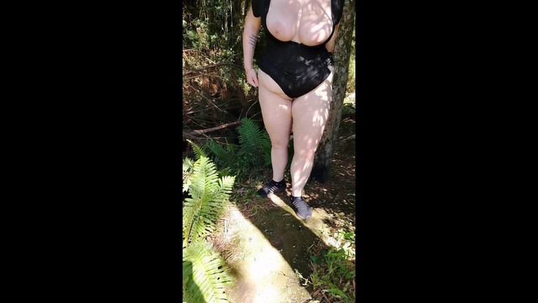 Priscila: Madrastra cambiándose y poniéndose un atuendo transparente en un lugar...