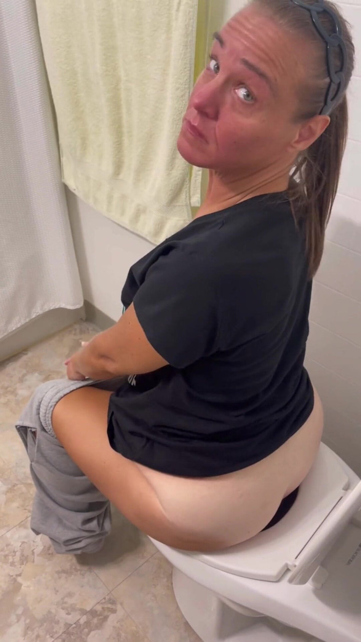 Sweet Marie: Eu no banheiro tentando e empurrando