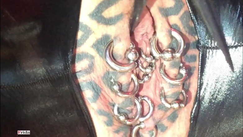 Dominatrix Frida: Une fille sexy en latex aux ongles longs extrêmes joue...