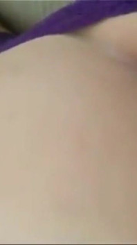 Gorąca blondynka przyłapana na masturbacji i chce kogutów przyjaciela