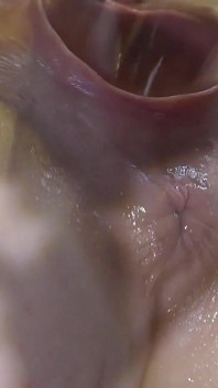 Çok yakından dildo ve camla geniş yayılmış vaginasını sevişmek