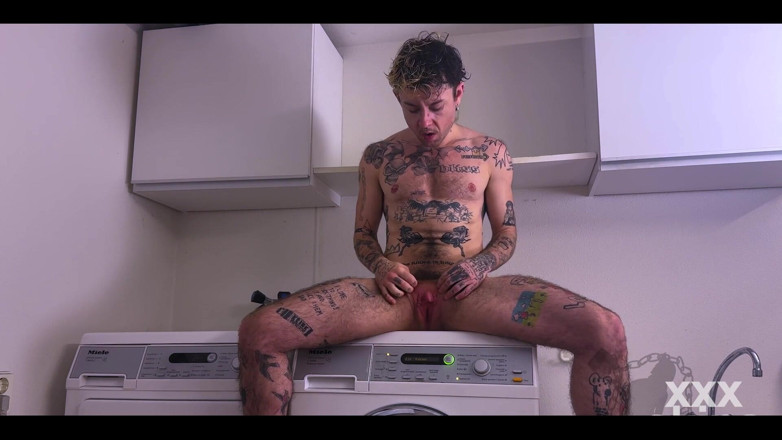 Xxx skips: Tesão ftm xxx pula masturbando sua boypussy enquanto está sentado...