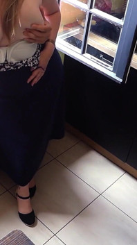 Můj soused šuká velký zadek mé ženy v mé kuchyni, zatímco pracuji!