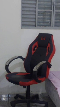 Adik tiri berganti baju di dekat saudara tirinya, dia akhirnya ngentot di kursi gamer.