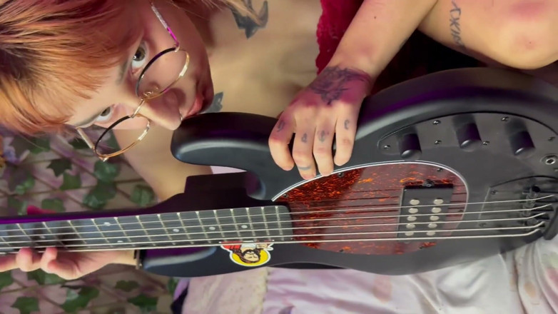 lanalovacutie: Fuck-my-guitar