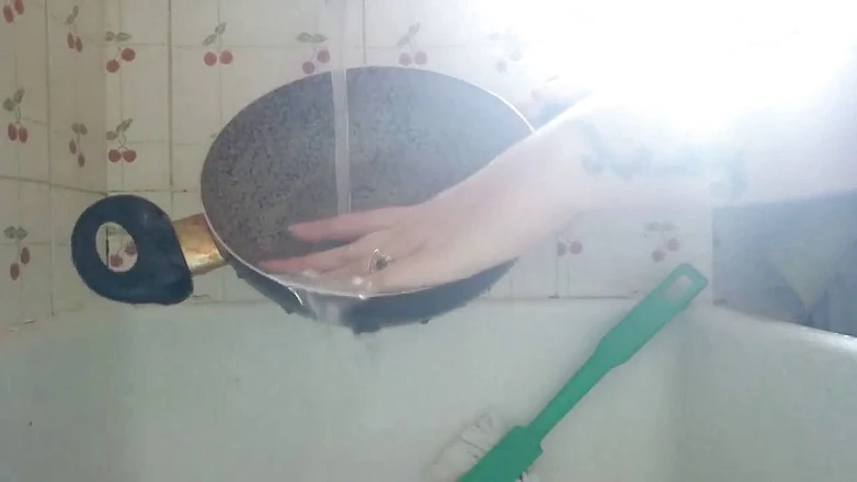 Nicoletta Embassi: Hot dishwashing