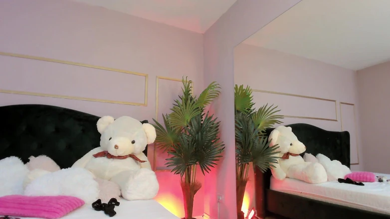 KirraWhite: Grande miLF con belle gambe scopa la sua figa