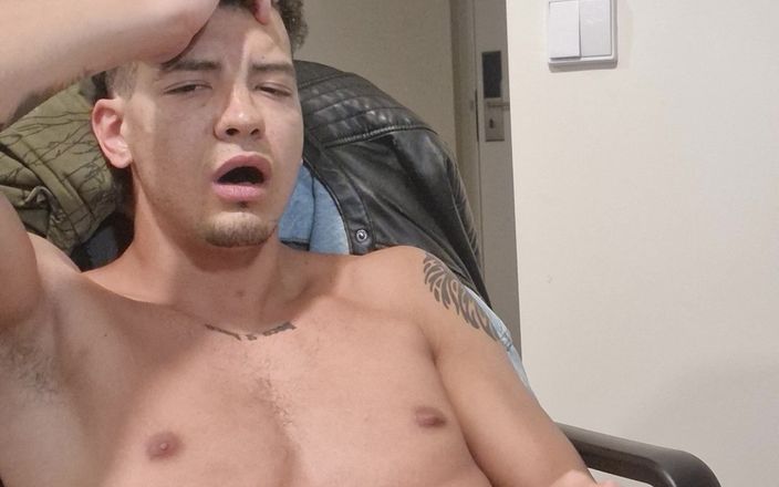 Fitguywithbigdick: 큰 자지를 빨고 따먹히는 18세 의대생