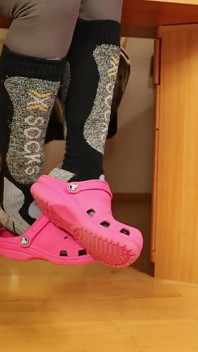 Graue leggings, rosa clogs, Skisocken &barfuß unter dem schreibtisch