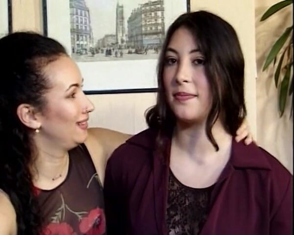 Videos Francaises: Francesas gostosas em meias compartilhando grande vibrador de duas cabeças