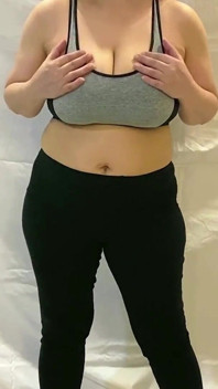 Yoga quente com mamãe em leggings apertadas e sutiã esportivo