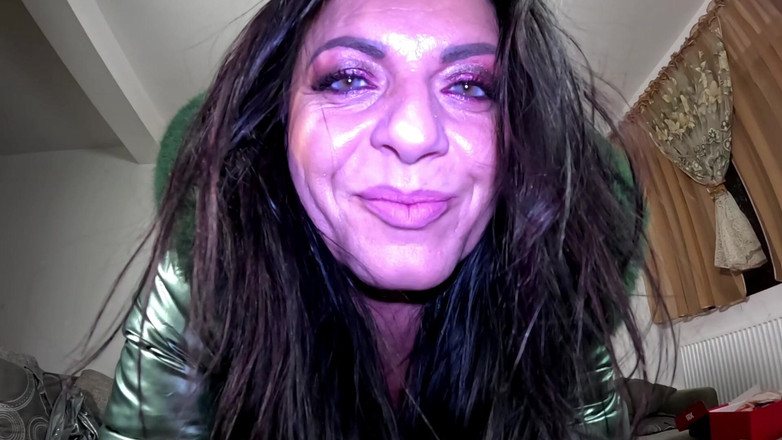 MilfyCalla: Tetona milf en shiny downjacket - escote de cremallera &amp; abrigo provoca