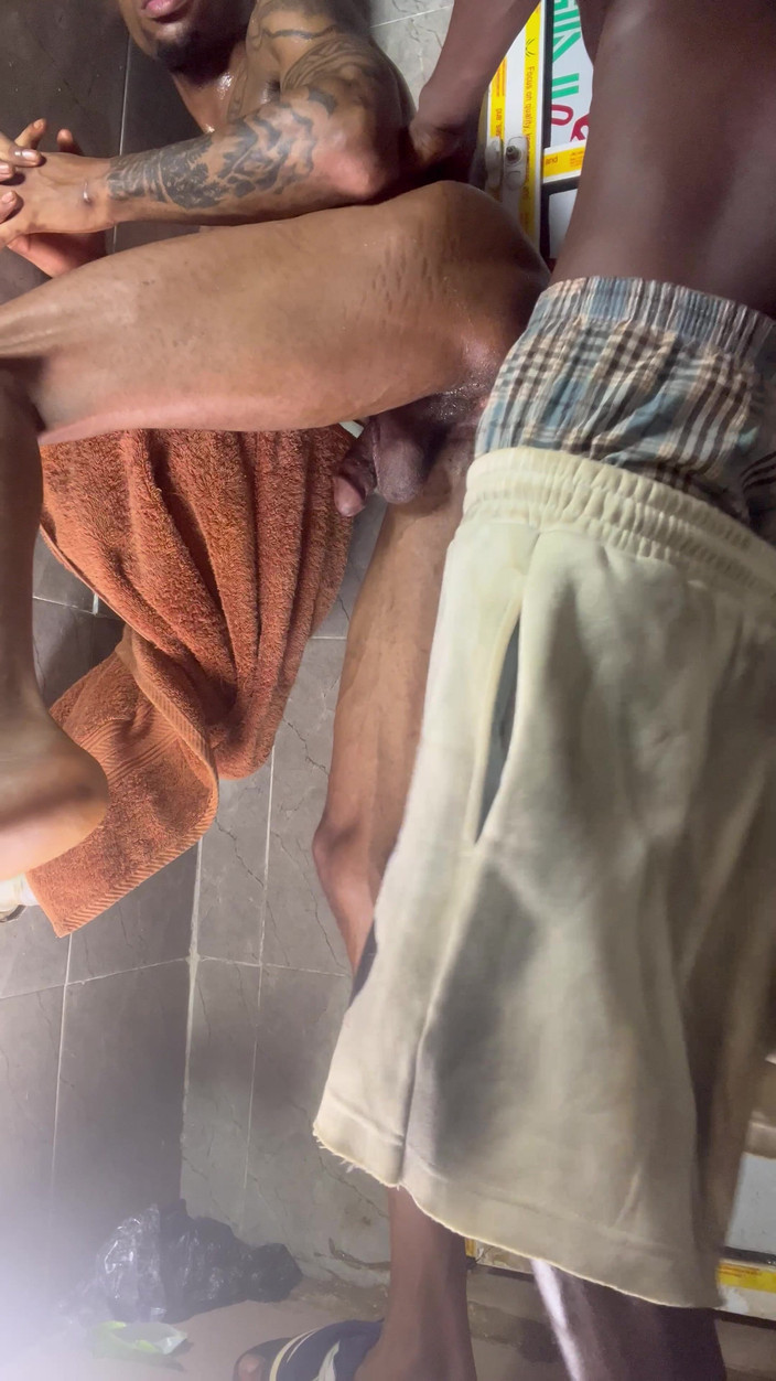 Dickofpolicy: Rozdrcení na veřejné toaletě