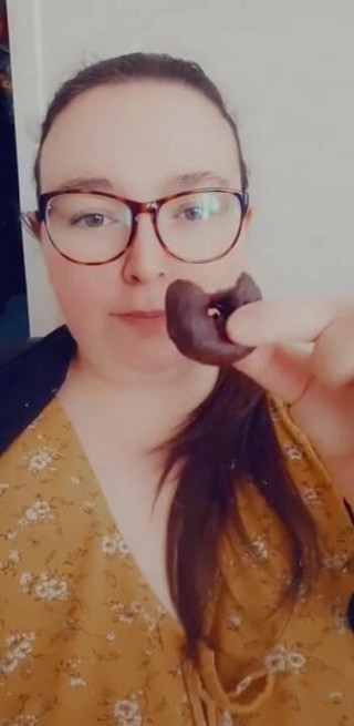 SSBBWLadyBrads: 이 도넛을 먹고 있어