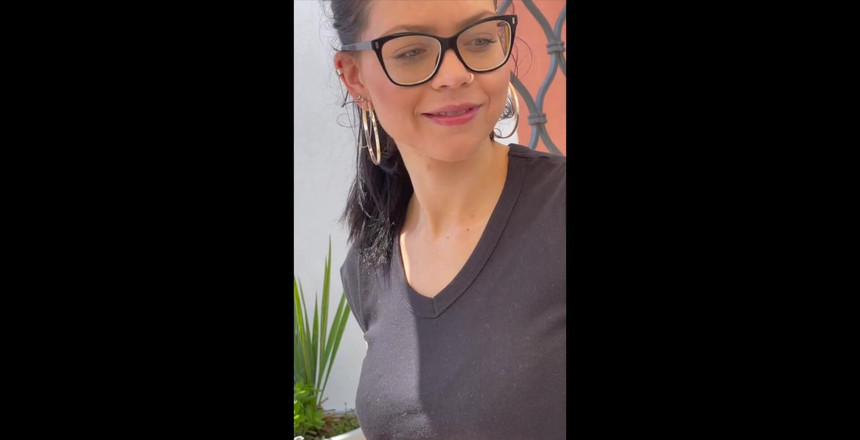 Shione Cooper: V restauraci kouří cigaretu