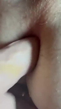Baba 8 inçlik bir dildo alıyor ve ateşli deliğini sikiyor!