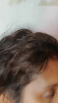 Le mostré a la criada un video de sexo y su coño estaba mojado