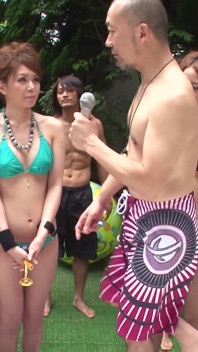 Byla to párty u bazénu a byla tam spousta sexy lidí.