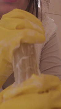 Sarı bulaşık eldivenli üvey kız kardeşim dildo ve bir sürü beyaz köpük ve sabunla banyo yapıyor
