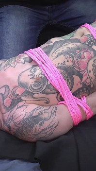 Niki hat festgehalten! Pink Rope & Duct Tape Session