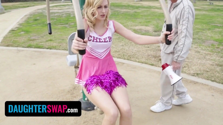 Daughter Swap: Daughter Swap - วัยรุ่นเงียนยั่วพ่อเลี้ยงเพื่อนสนิทด้วยการเผยให้เห็นหีเปียกๆ