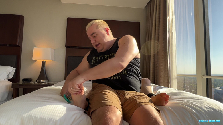 Ticklish Chubs: 애틀랜타: 63층에서 간지럽히는 스파키