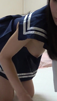 Japans meisje dat appartement schoonmaakt met minirok-uniform en string slipje, pronkt met grote tieten en kameeltenen