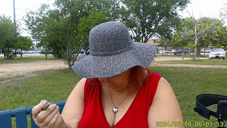 BBW nurse Vicki adventures with friends: Медсестра Вики курит в парке на скамейке, вся разодетая