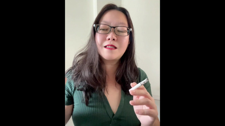 Smoking Asian: Спокушання курячої азіатської мамки: 2 побачення, дражнити 4 сигарети