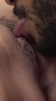 Porno interrazziale con Coco Velvett una troia di 18 anni con tatuaggi sexy e bruna vuole un bbc e beve sborra
