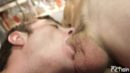 Gay Diaries: Brunette twink pijpt een grote pik en krijgt zijn strakke...